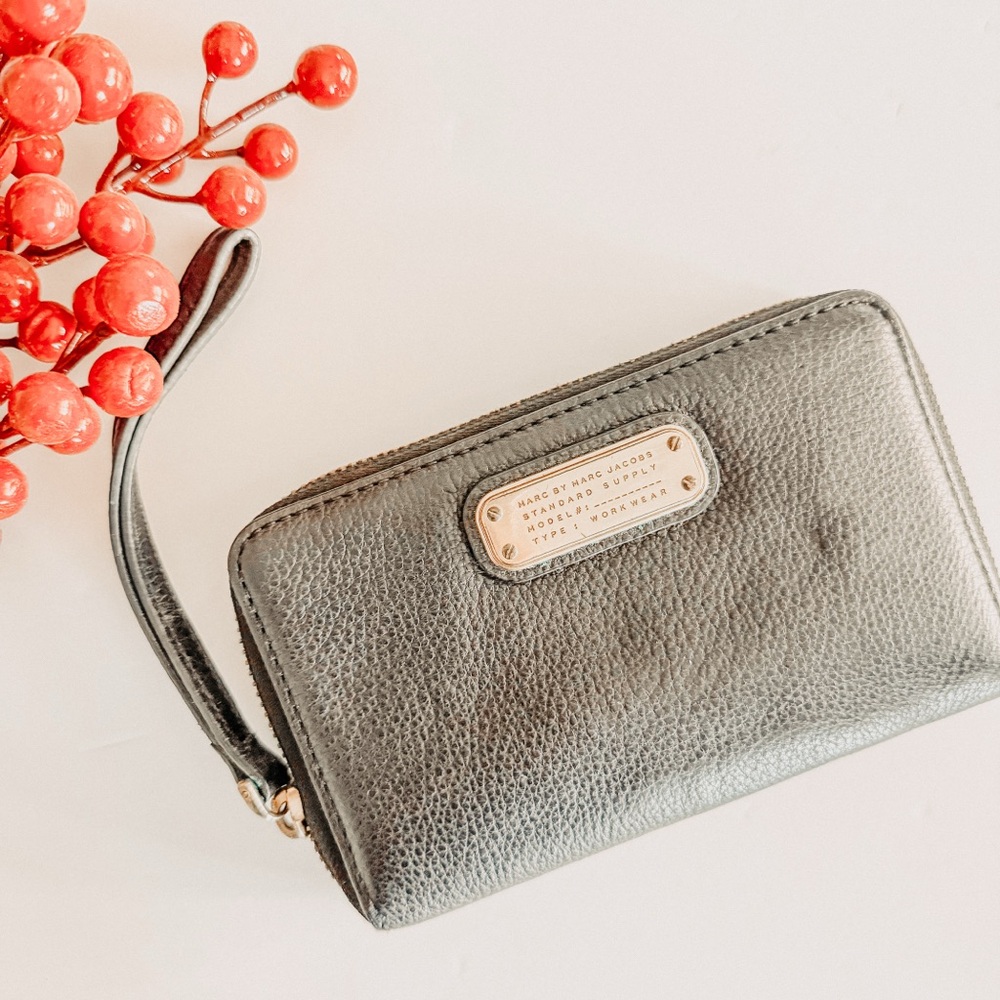 Marc by Marc Jacobs Black Classic Q Wingman Wristlet Wallet